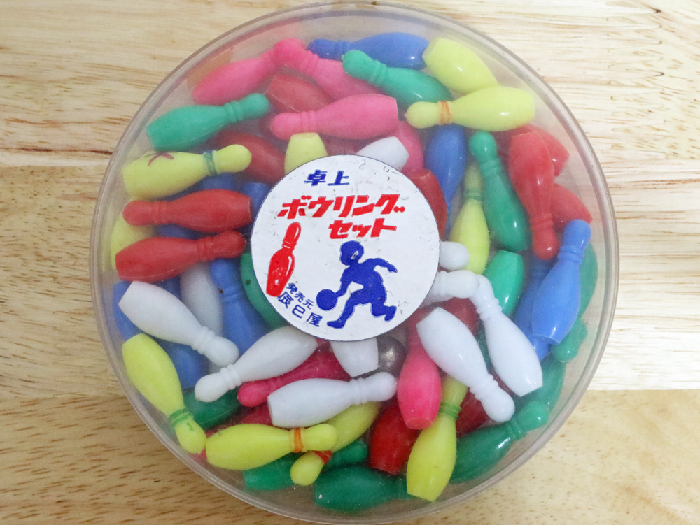 ビッグボーリングゲーム(辰巳屋) 色とりどりのボウリングピンを収納する円形プラスチック箱